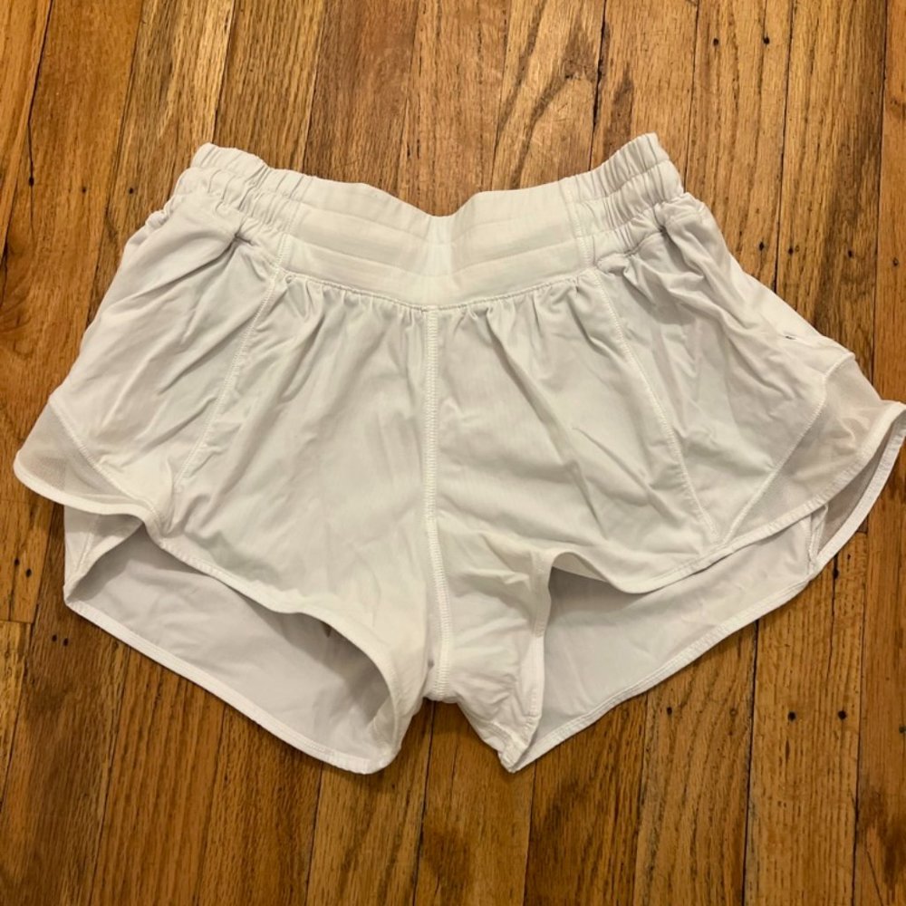 White Lululemon Hotty Hot Short Size 6 2.5"